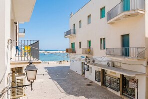 Property grounds - Holiday Home 'Mono Scilla Centro Storico Otranto' with Sea View, Wi-Fi & Air Conditioning (Otranto)