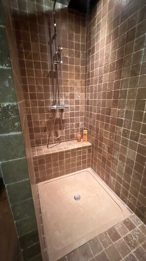 Haartrockner, Handtücher, Seife, Toilettenpapier