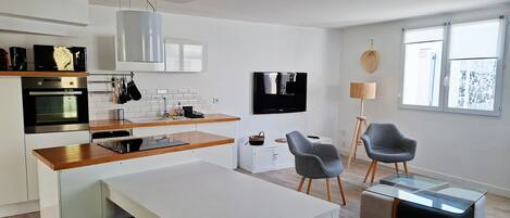 Microwave, oven, dishwasher, coffee/tea maker