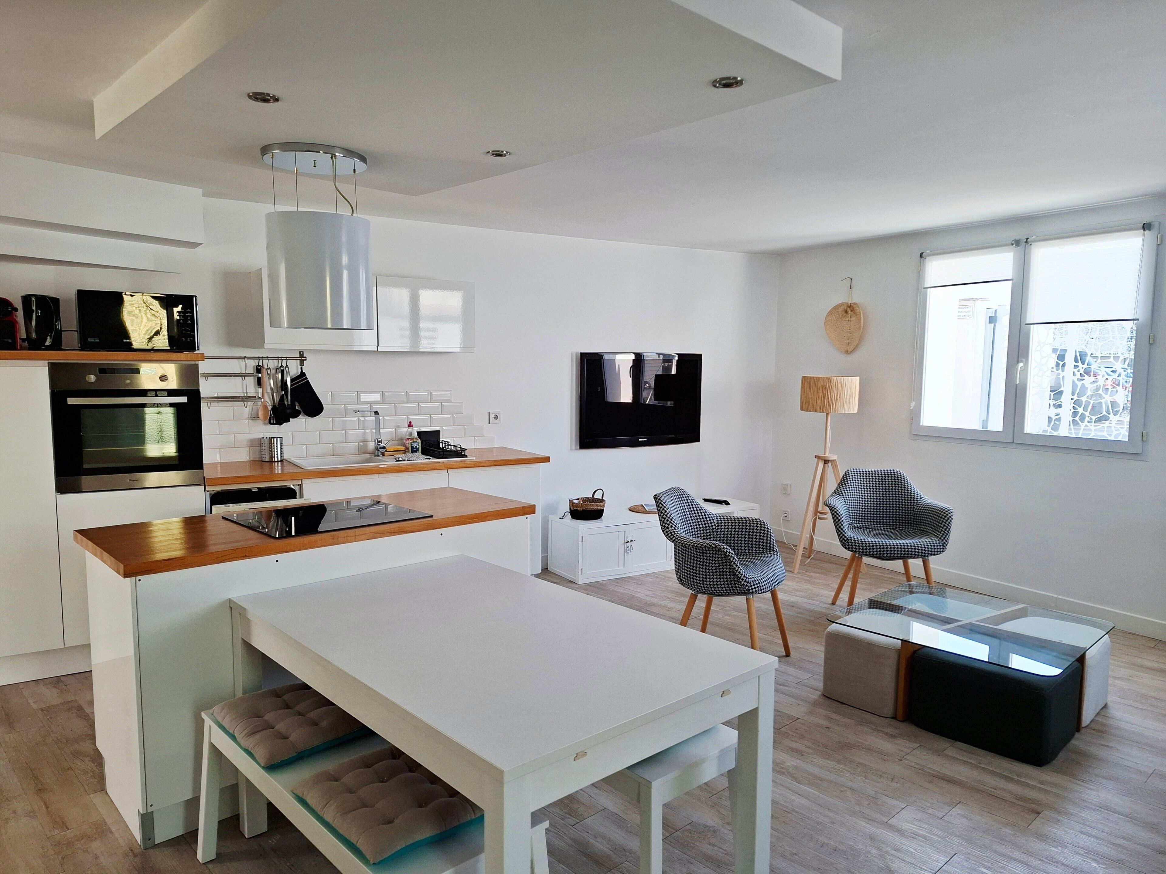 Microwave, oven, dishwasher, coffee/tea maker