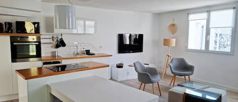 Microondas, horno, lavavajillas, cafetera/tetera