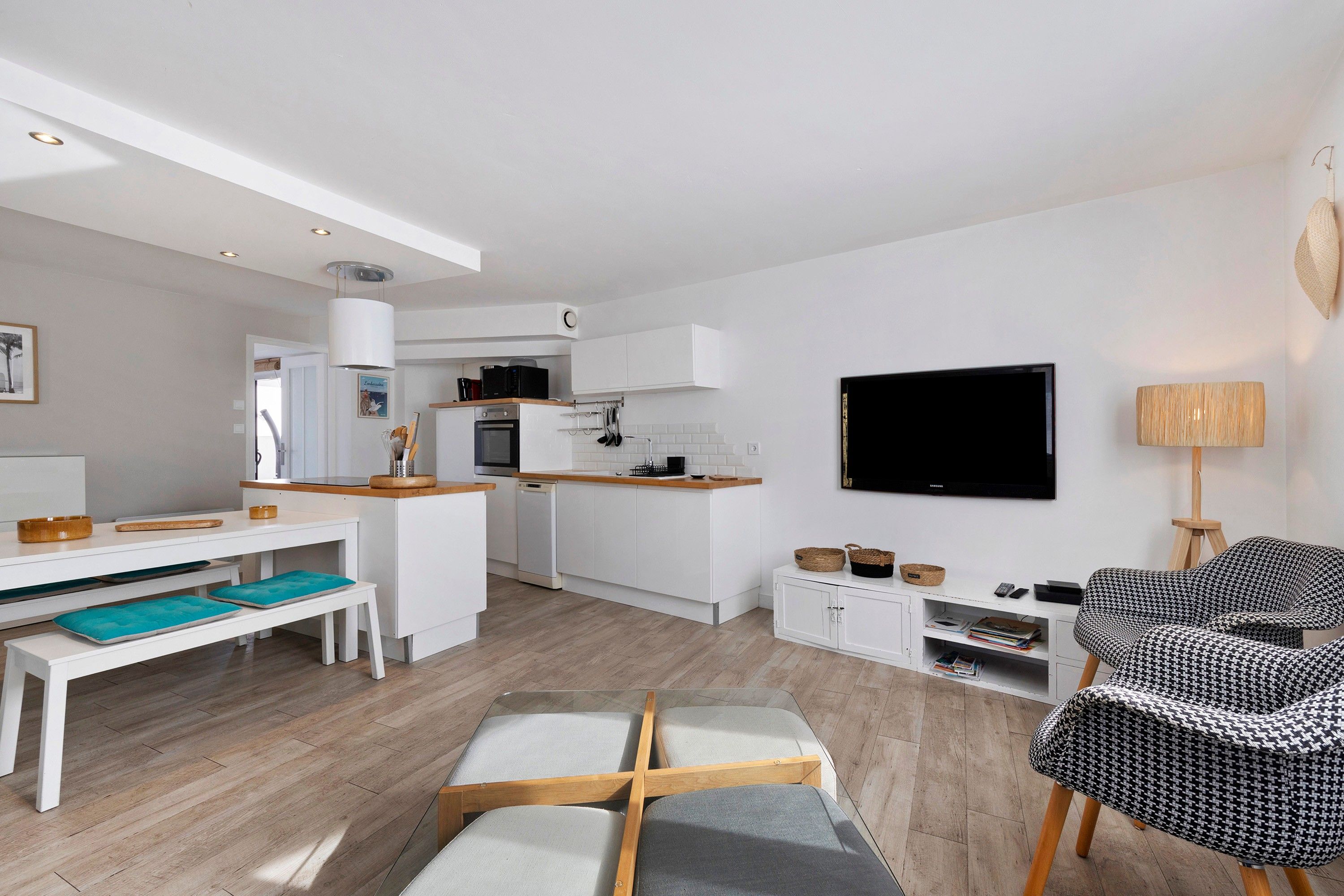 Un apartamento moderno con cocina, comedor y sala de estar.