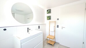 Dusche, Haartrockner, Handtücher, Seife