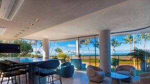 A modern lounge with a pool, comfortable seating, and a view of the beach. - Setai Yacht #522 - Beira mar by Carpediem (João Pessoa)