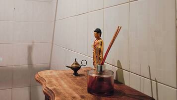 Dormitorio compartido, dormitorio mixto | Baño | Ducha, jabón y papel higiénico