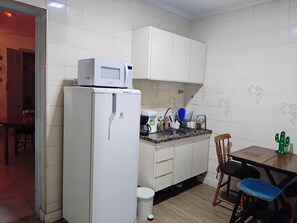 Shared Dormitory, Mixed Dorm | Private kitchen | Fridge, microwave - Vila Urban Hostel - Jardins (São Paulo)