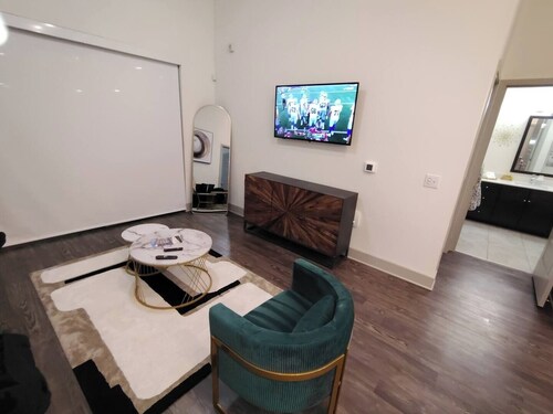 Luxury 2 bedroom with two baths Pool Gym