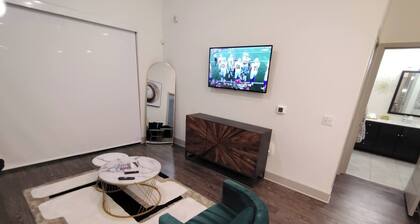 Luxury 2 bedroom with two baths Pool Gym