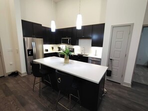 Private kitchen - Luxury 2 bedroom with two baths Pool Gym (Frisco)