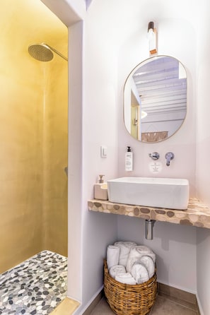 Shower, hair dryer, bidet, towels - Cozy Room in the Heart of Mykonos (Mykonos)