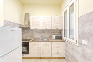 Frigorifero, piano cottura, pentole/stoviglie/utensili