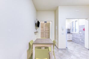 Dining - Apartment '3' with Air Conditioning (Torre San Giovanni)