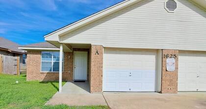 Peaceful 3-Bedroom Townhome with 1 Car Garage in Harker Heights