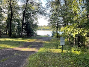Property grounds - Peaceful 3-bedroom cabin with AC in charming Danbury with Lake 26 access (Danbury)