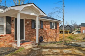 Exterior - 3BR Retreat w/ 3 Queens Near Converse + Downtown (Spartanburg)