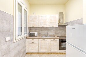 Fridge, stovetop, cookware/dishes/utensils - Apartment '2' with Air Conditioning (Torre San Giovanni)