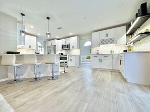 Fridge, microwave, stovetop, dishwasher - VRBO vacation rental property #2392386680 (Naples)
