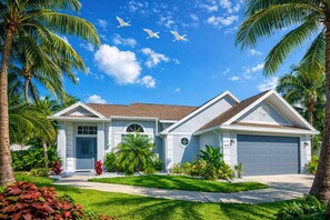 Exterior - VRBO vacation rental property #2392386680 (Naples)
