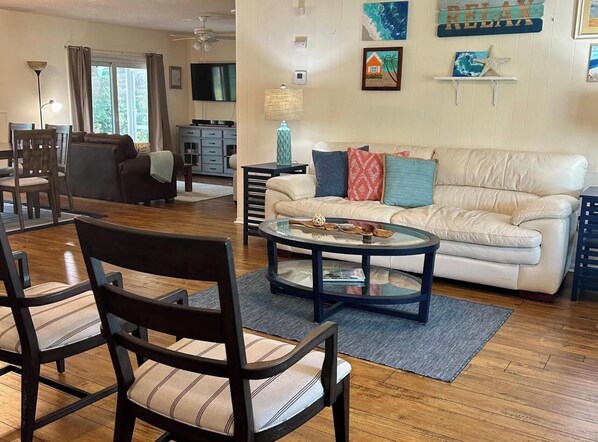 TV - Three Blocks to Flagler - Fenced Backyard Pets OK (New Smyrna Beach)
