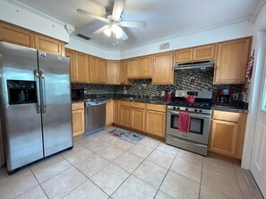 Microwave, oven, stovetop, dishwasher - Three Blocks to Flagler - Fenced Backyard Pets OK (New Smyrna Beach)