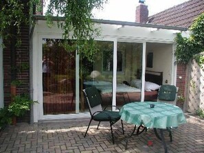 Outdoor dining - Appartement in Aurich mit Großer Terrasse by Interhome (Aurich)