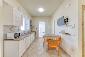 Fridge, stovetop, cookware/dishes/utensils - Apartment '1' with Air Conditioning (Torre San Giovanni)