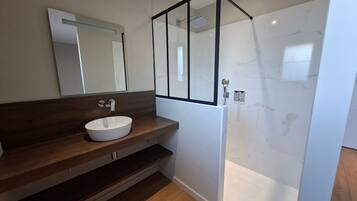 Douche, serviettes fournies