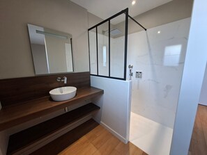 Douche, serviettes fournies