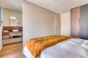 5 habitaciones, tabla de planchar con plancha, wifi y ropa de cama 