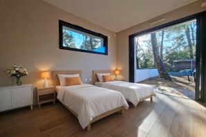 5 bedrooms, iron/ironing board, WiFi, bed sheets