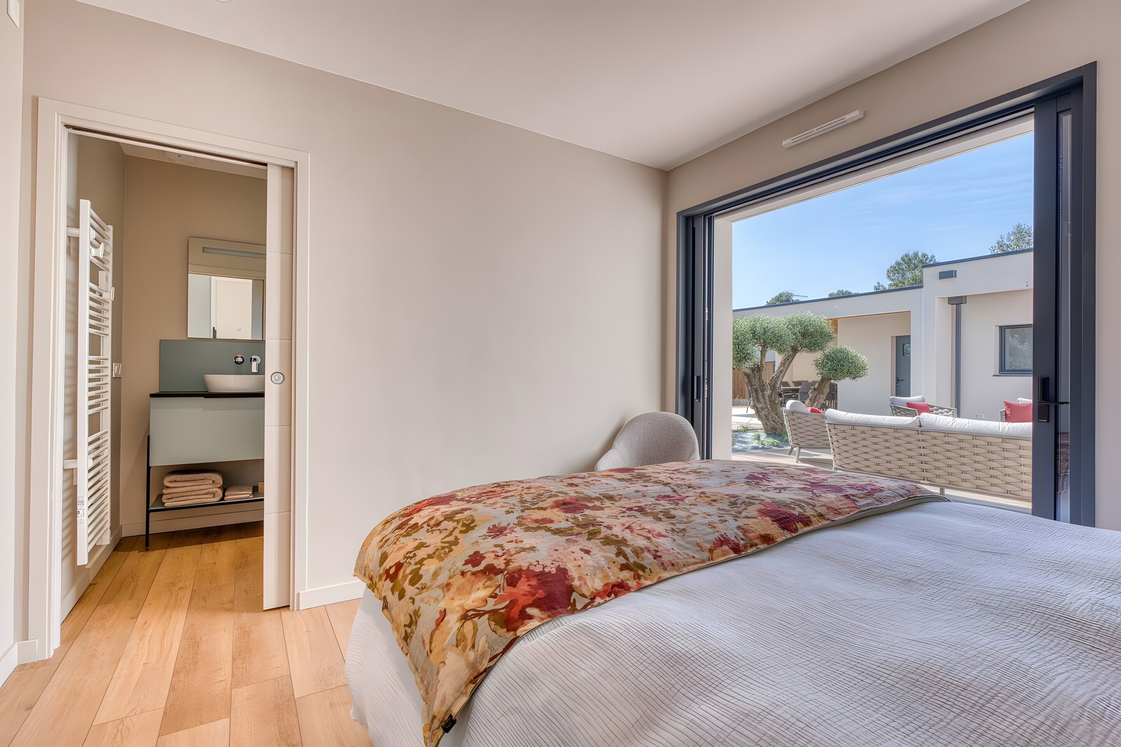 5 chambres, fer et planche à repasser, Wi-Fi, draps fournis