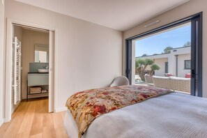 5 bedrooms, iron/ironing board, WiFi, bed sheets
