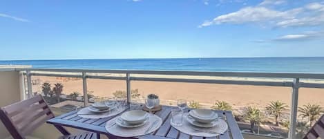 屋外ダイニングエリア