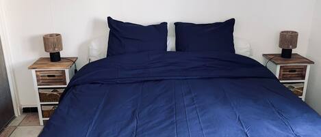 2 bedrooms, iron/ironing board, WiFi