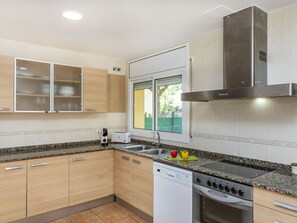 Een koelkast, een magnetron, een oven, een vaatwasser
