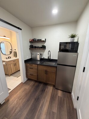 Private kitchen - The Irish - cozy pub suite @ LLV (Littleton)