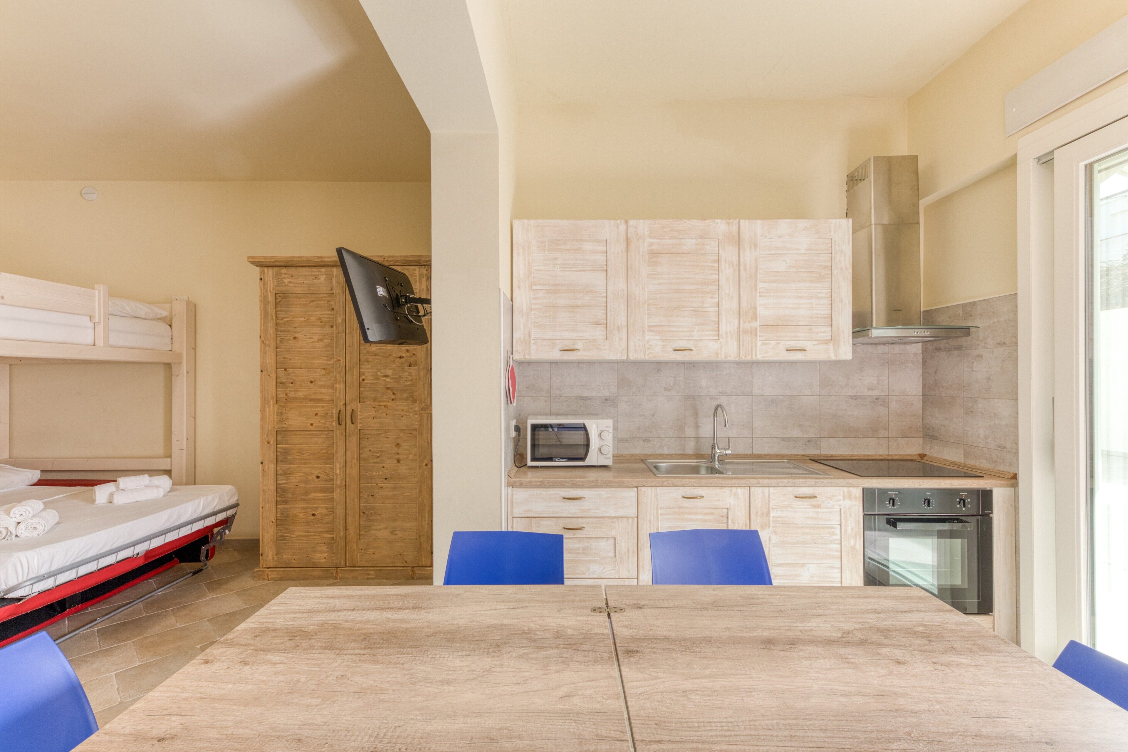 Kühlschrank, Herdplatte, Kochgeschirr/Geschirr/Besteck