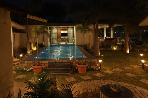 Green Palm Estate Elegant 5BR Farm Stay in the Heart of Jaipur with Garden&Pool