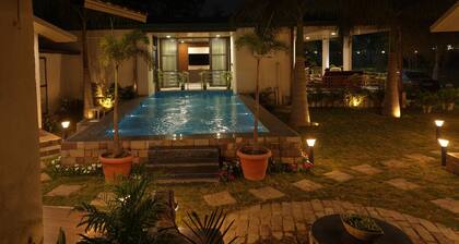 Green Palm Estate Elegant 5BR Farm Stay in the Heart of Jaipur with Garden&Pool