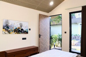 5 bedrooms, WiFi, bed sheets