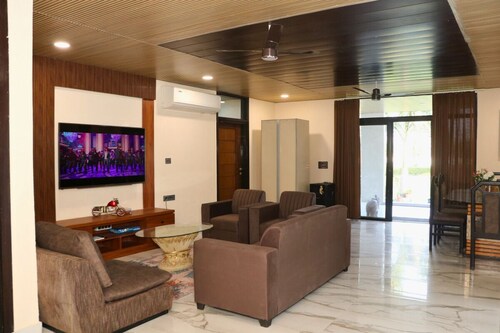 Green Palm Estate Elegant 5BR Farm Stay in the Heart of Jaipur with Garden&Pool