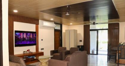 Green Palm Estate Elegant 5BR Farm Stay in the Heart of Jaipur with Garden&Pool