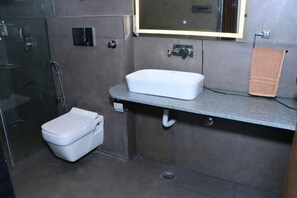 Ducha, bañera de hidromasaje, bidé y toallas