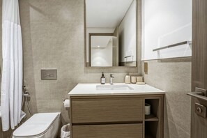 Hair dryer, towels, soap, toilet paper - Oshima Grande Downtown 1BR Burj Khalifa (Dubai)