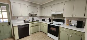 Private kitchen - Convenient 2BR, Fast Wi-Fi + Full Kitchen (Boiling Springs)