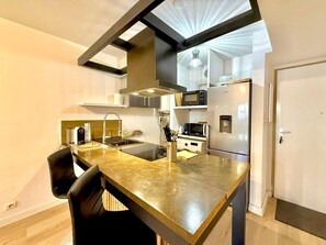 Refrigerador, microondas, horno y cafetera y tetera 