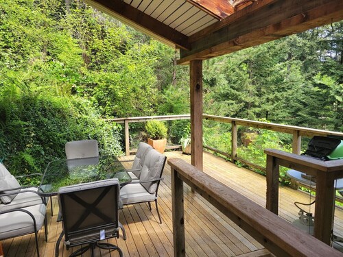 Relaxing 1 bdr + den rainforest retreat with patio