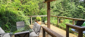 Relaxing 1 bdr + den rainforest retreat with patio