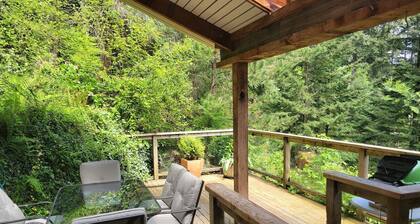 Relaxing 1 bdr + den rainforest retreat with patio