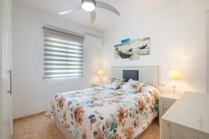 3 bedrooms, iron/ironing board, WiFi, bed sheets - Cisne del Mar Apartment with Private Terrace, Wi-Fi, and Air Conditioning (Punta Umbría)